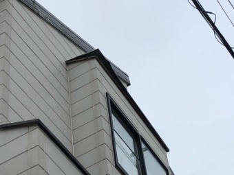 庇の板金がういている