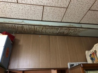 雨漏りのシミ