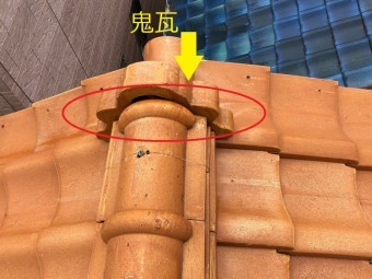 鬼瓦の漆喰が取れている