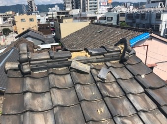 棟瓦が崩れている様子