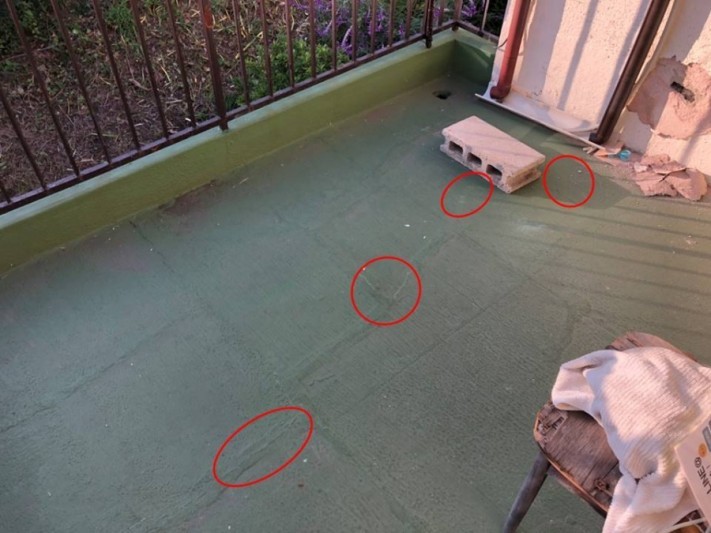 玄関上のベランダにヒビ