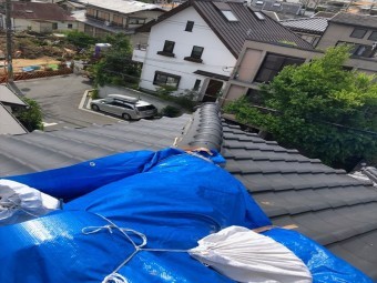 八尾市 棟瓦がゆがむ