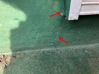 窓枠部分の壁の亀裂