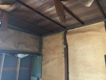 雨漏れで壁が膨らむ
