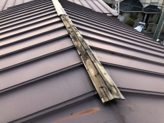 板金がめくれ下地が見えている