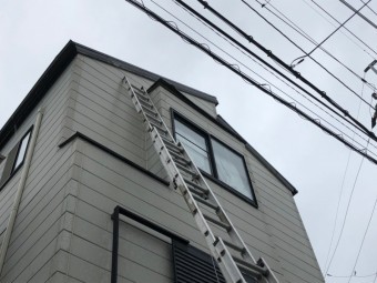 はしごで工事