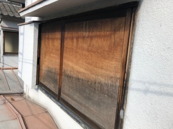 雨戸がボロボロ