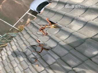 屋根瓦がずれている様子