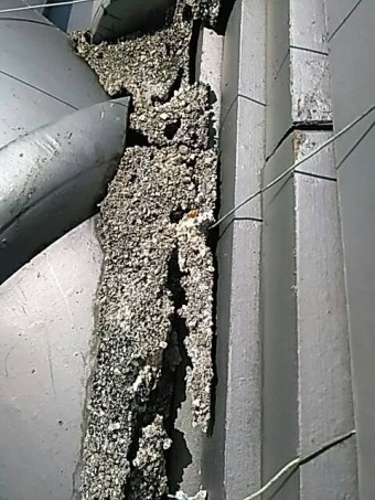 八尾市で漆喰が割れている