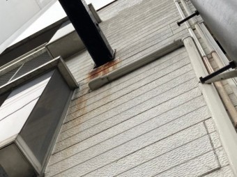 外壁にサビが垂れている