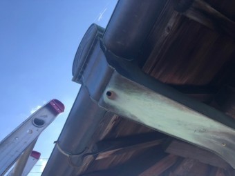 銅製の樋に穴が開いた
