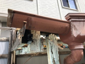 樋バンドが外れかけている
