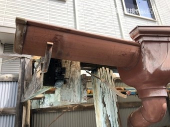 樋バンドが外れかけている
