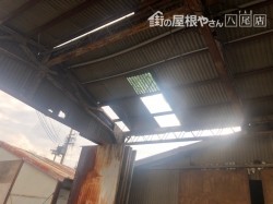 明り取りが割れて飛んだ