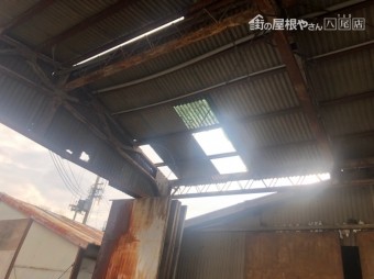 明り取りが割れて飛んだ