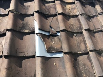 瓦に板金を差し込む