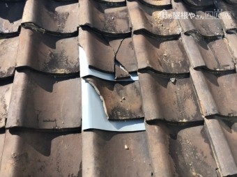 瓦に板金を差し込む