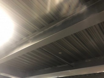 駐車場で雨漏り