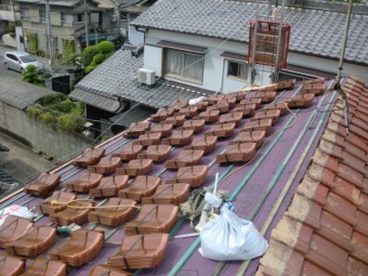 八尾市で瓦を並べる