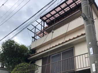 ベランダの屋根一部破損