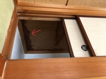 押入れ天井に雨漏れの跡