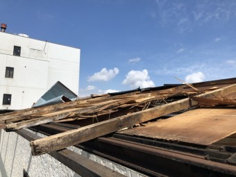 大阪市平野区トタン屋根が吹き飛んだプレハブの現場調査 街の屋根やさん八尾店