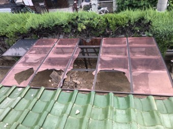カーポートも破損してます
