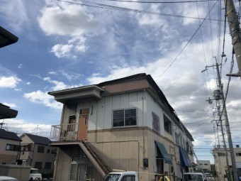 八尾市板金の笠木が台風の強風で捲れた店舗ビス固定で応急処置 街の屋根やさん八尾店