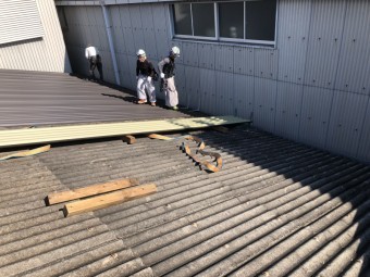 屋根材の施工中 スレート屋根