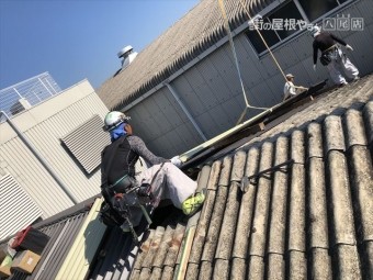 屋根材料をクレーンで吊り上げ