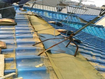 棟瓦の下に防水シート