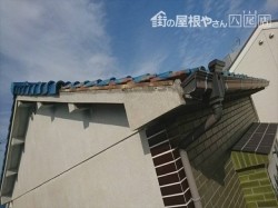 屋根瓦が落下しています