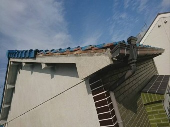 屋根瓦が落下しています