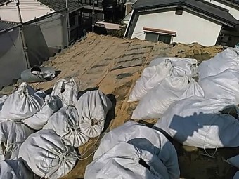 満杯になった土嚢袋