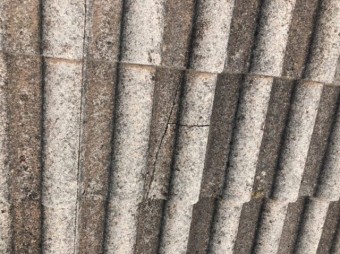 モニエル瓦のひび割れ部分