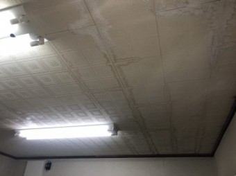 雨漏りのシミ