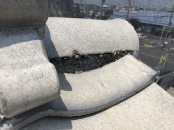 巴瓦の下の漆喰