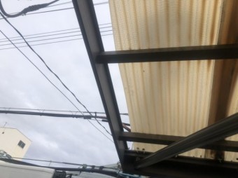 反り返った波板4