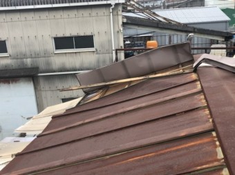 屋根がめくれた
