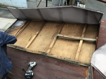 屋根下地が見えている