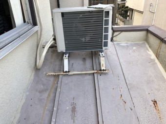 屋根の上の室外機