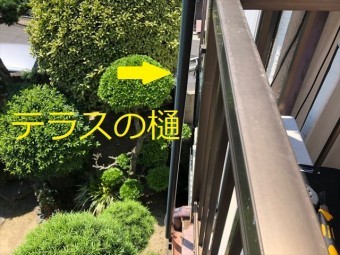 テラスの樋のバンドが取れた