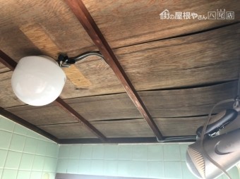 雨漏りで天井が波打った