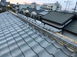 瓦屋根の棟が崩れた