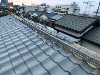 瓦屋根の棟が崩れた