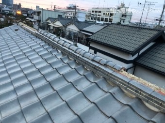 瓦屋根の棟が崩れた