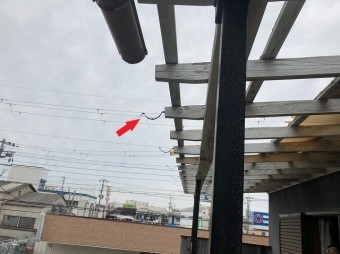 飛散雨樋の固定金具の写真