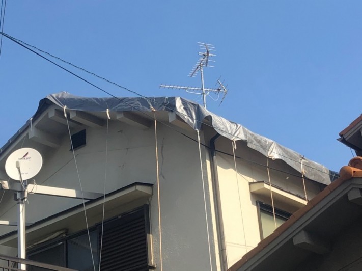 台風で瓦が飛んだ