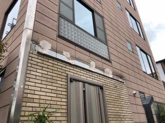 玄関の庇が落ちた