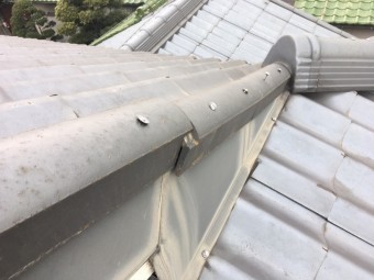 都塚屋根の釘が浮いた